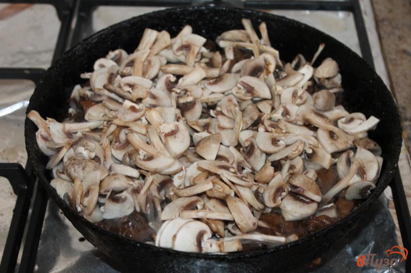 Фото приготовление рецепта: Печень с грибами, луком и сыром шаг №4
