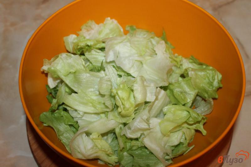 Фото приготовление рецепта: Салат из айсберга, куриного филе и помидоров шаг №1