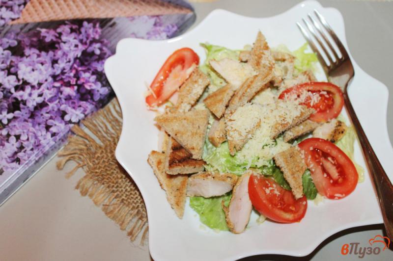 Фото приготовление рецепта: Салат из айсберга, куриного филе и помидоров шаг №5