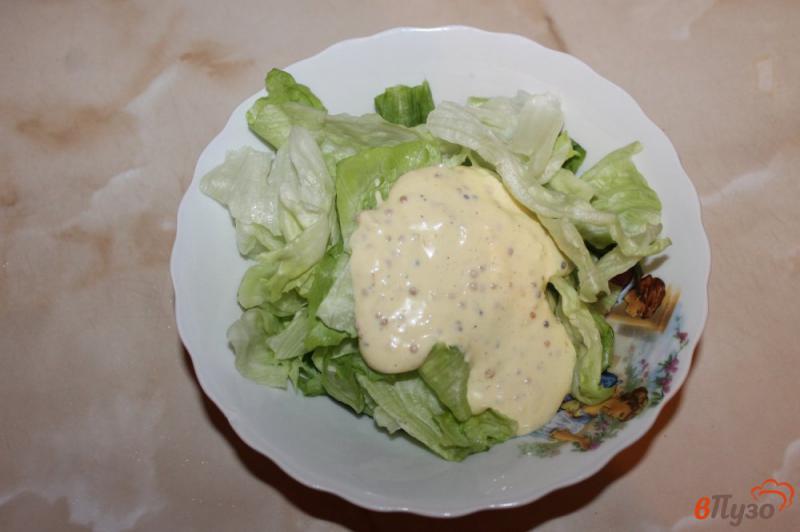 Фото приготовление рецепта: Салат из айсберга, куриного филе и помидоров шаг №4