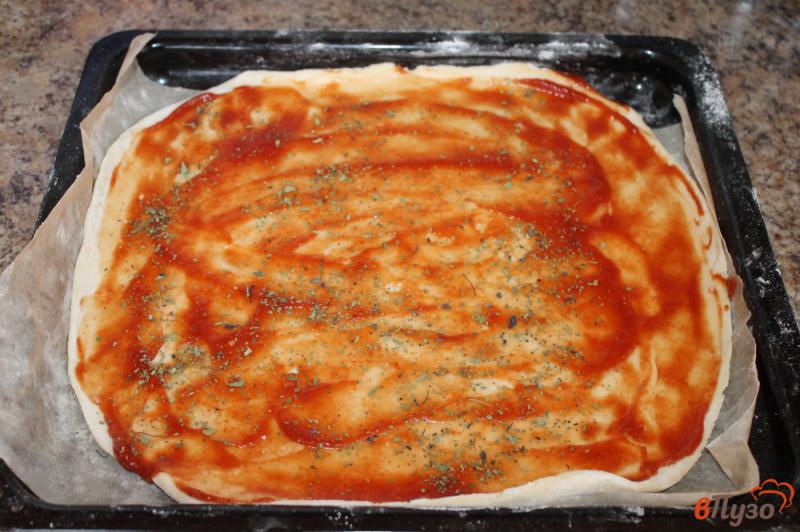 Фото приготовление рецепта: Пицца мясная с помидорами и сыром шаг №2