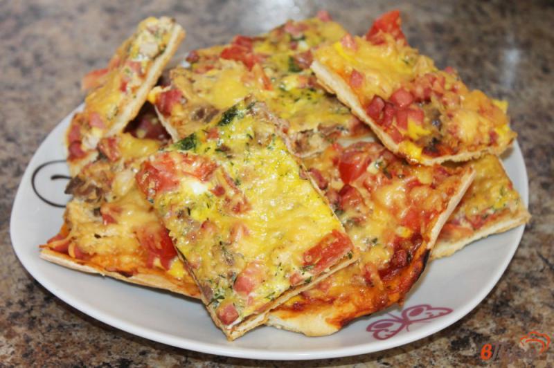 Фото приготовление рецепта: Пицца мясная с помидорами и сыром шаг №6