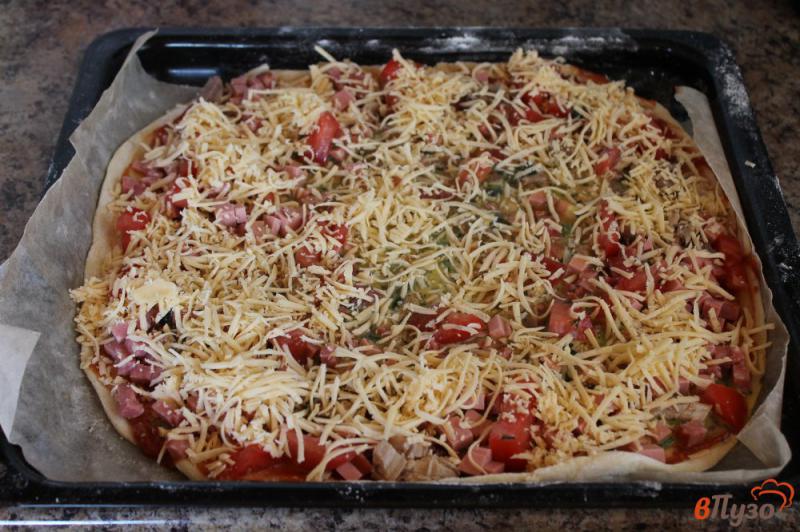 Фото приготовление рецепта: Пицца мясная с помидорами и сыром шаг №5