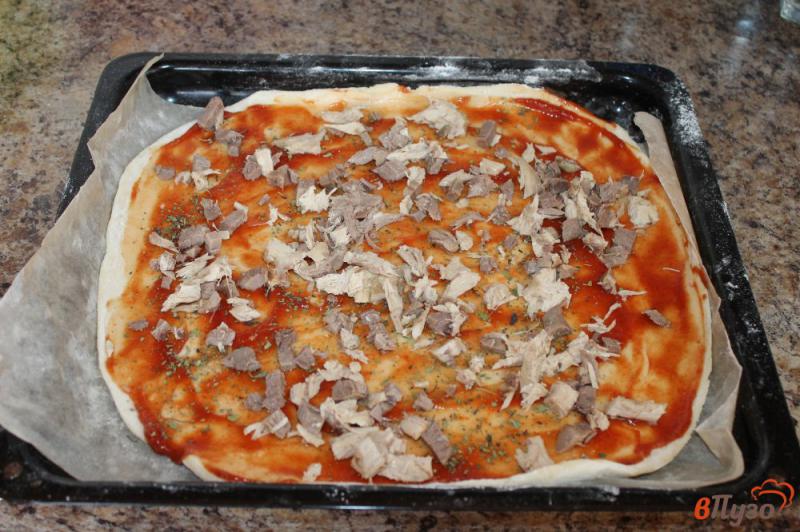 Фото приготовление рецепта: Пицца мясная с помидорами и сыром шаг №3
