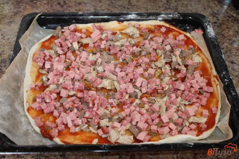 Фото приготовление рецепта: Пицца мясная с помидорами и сыром шаг №4
