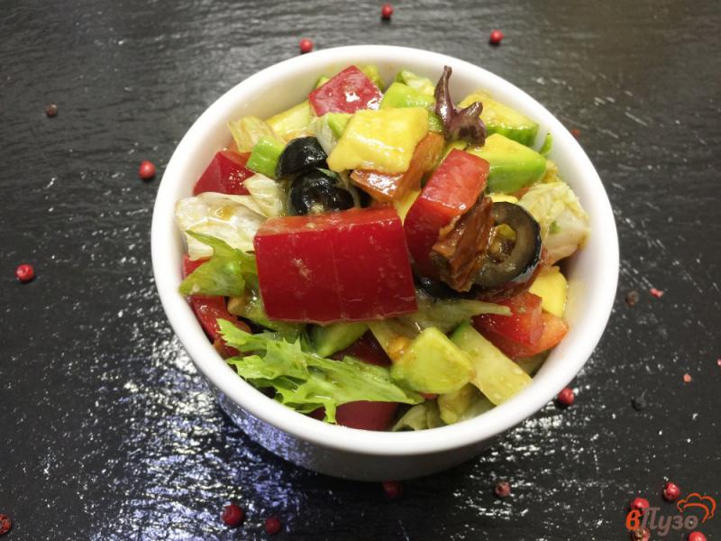 Фото приготовление рецепта: Салат из авокадо с вяленым томатом шаг №5