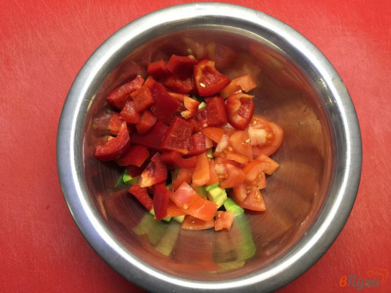 Фото приготовление рецепта: Салат из авокадо с вяленым томатом шаг №2