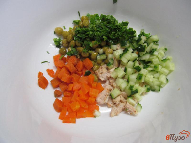 Фото приготовление рецепта: Салат с горошком и курицей шаг №2