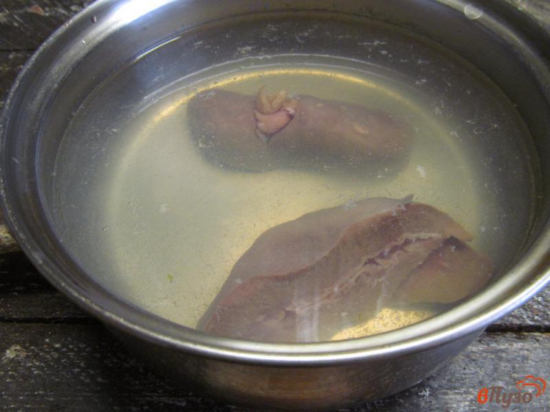 Фото приготовление рецепта: Паштет из свиных почек и куриного окорочка шаг №1