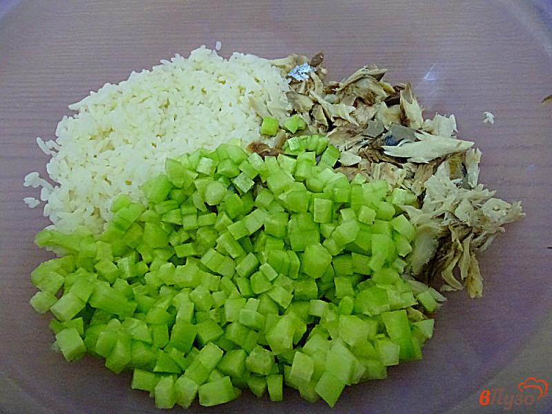Фото приготовление рецепта: Салат со скумбрией горячего копчения шаг №4