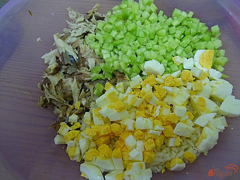 Фото приготовление рецепта: Салат со скумбрией горячего копчения шаг №5