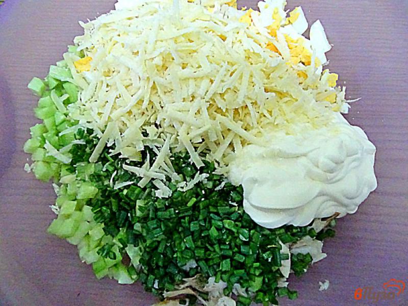 Фото приготовление рецепта: Салат со скумбрией горячего копчения шаг №6