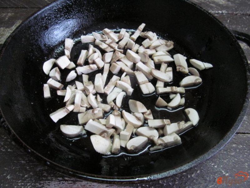Фото приготовление рецепта: А-ля тортилья с грибами и перепелиными яйцами шаг №3