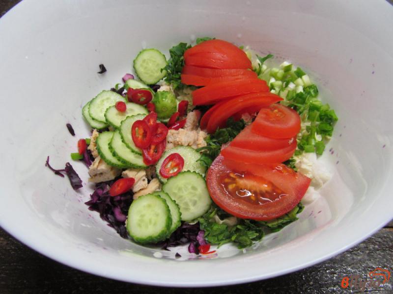 Фото приготовление рецепта: Салат из красной капусты с курицей и помидором шаг №3