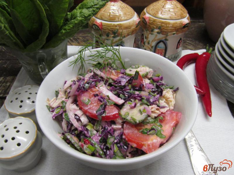 Фото приготовление рецепта: Салат из красной капусты с курицей и помидором шаг №5