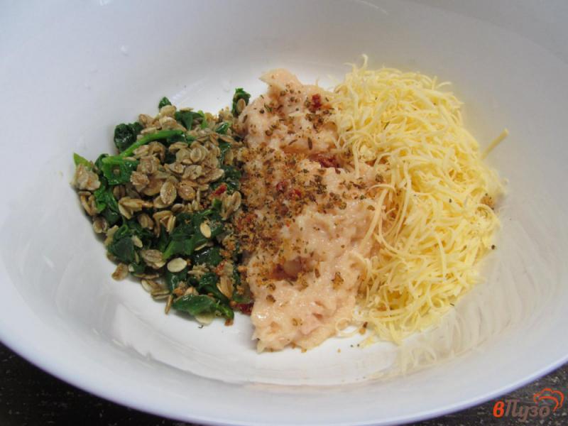 Фото приготовление рецепта: Котлеты из куриного филе с сыром и шпинатом шаг №4