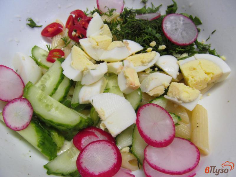 Фото приготовление рецепта: Салат из пасты с овощами и яйцом шаг №5