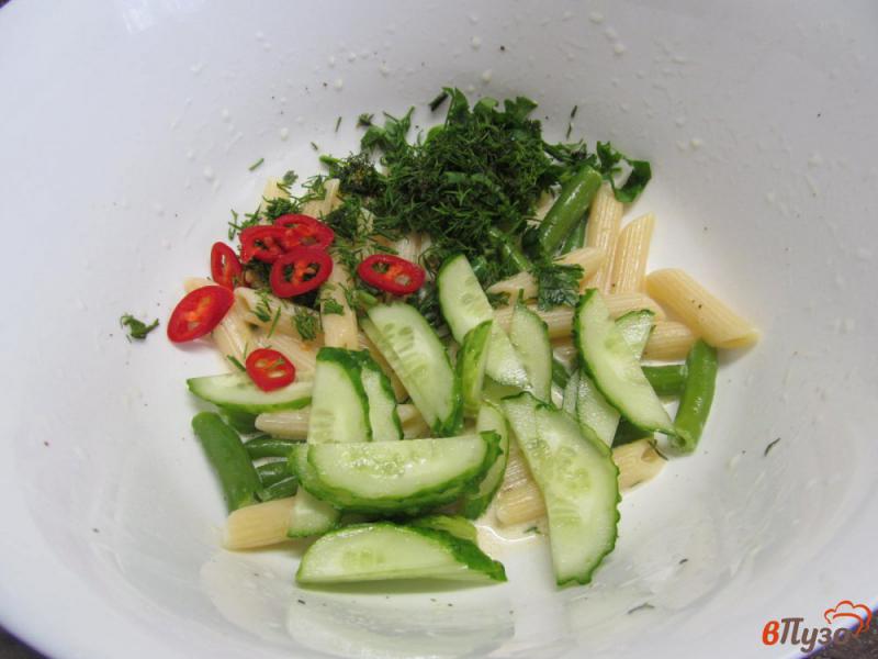 Фото приготовление рецепта: Салат из пасты с овощами и яйцом шаг №4