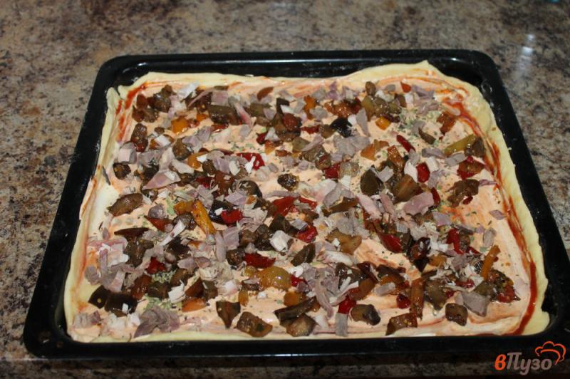 Фото приготовление рецепта: Пицца с грибами, баклажанами и копченым мясом шаг №5