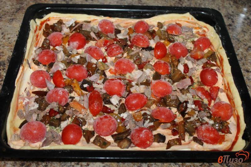 Фото приготовление рецепта: Пицца с грибами, баклажанами и копченым мясом шаг №6