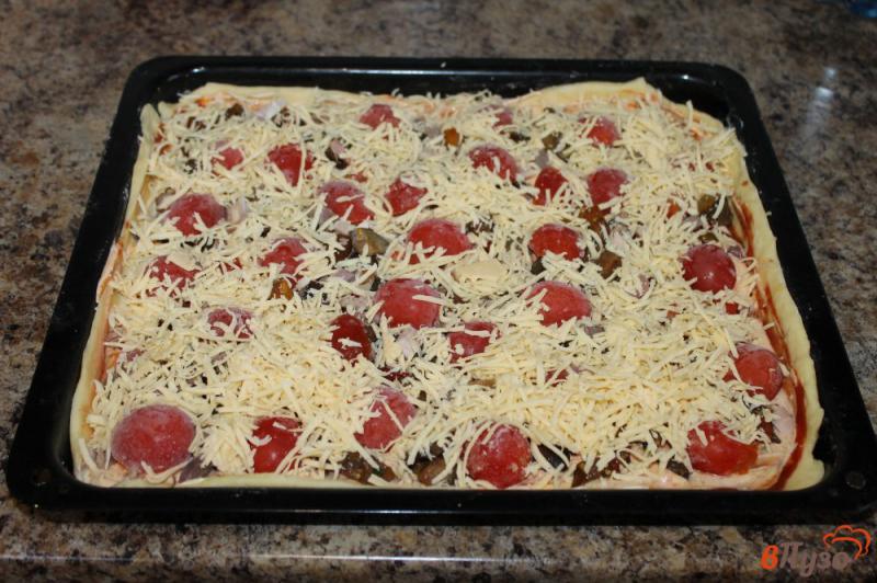 Фото приготовление рецепта: Пицца с грибами, баклажанами и копченым мясом шаг №7