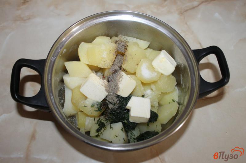 Фото приготовление рецепта: Пюре с укропом и сливочным маслом шаг №4