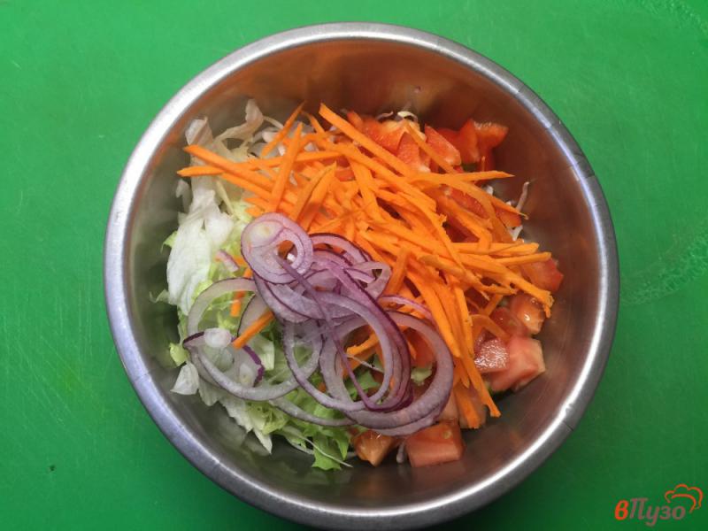 Фото приготовление рецепта: Овощной салат с капустой и морковью шаг №4