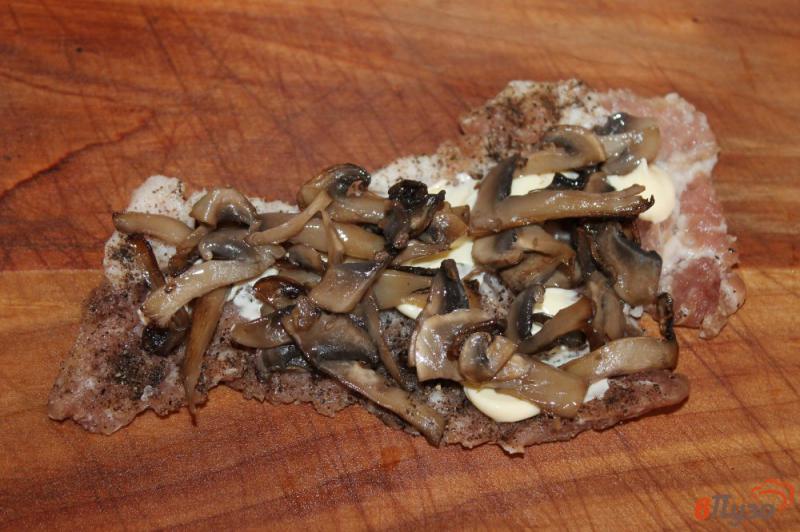 Фото приготовление рецепта: Отбивные в духовке с грибами и помидорами шаг №4