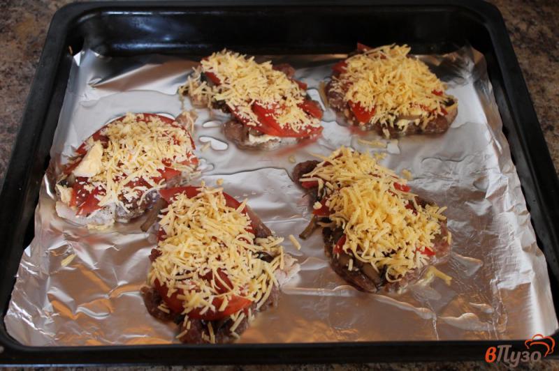 Фото приготовление рецепта: Отбивные в духовке с грибами и помидорами шаг №7