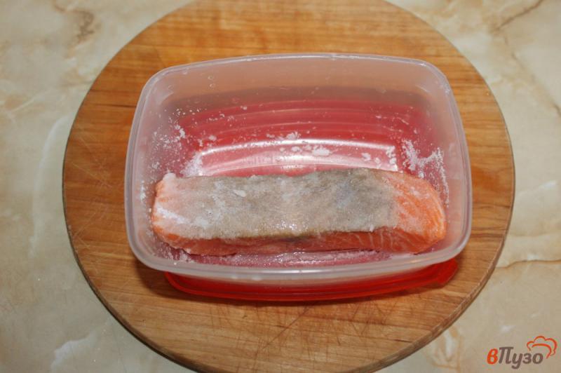 Фото приготовление рецепта: Красная рыба в зеленой панировке шаг №2