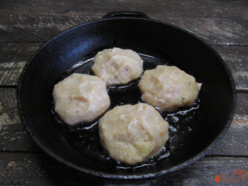 Фото приготовление рецепта: Куриные котлеты с щавелевым соусом шаг №5