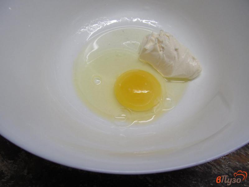 Фото приготовление рецепта: Оладьи с курицей сыром и помидором шаг №1