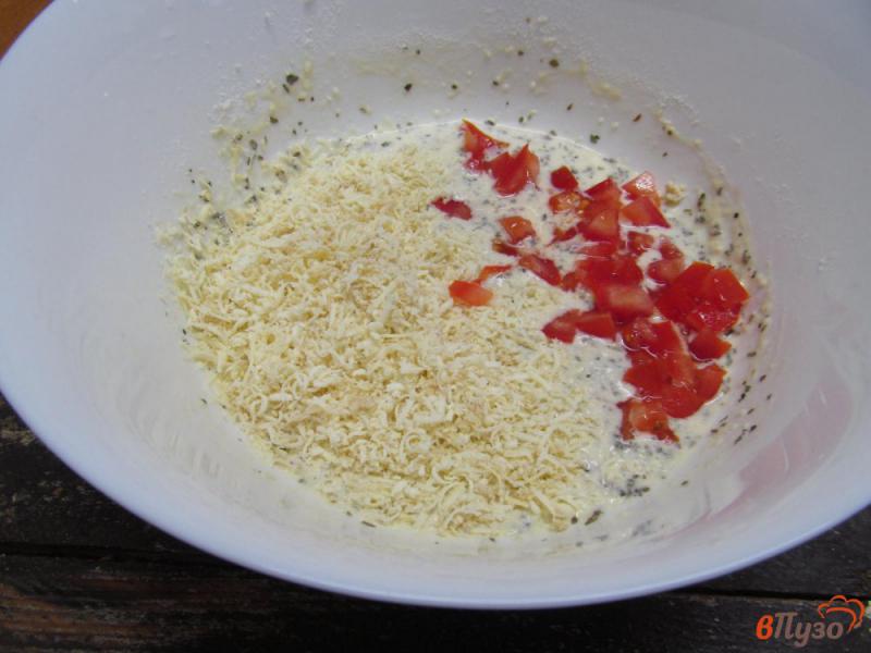Фото приготовление рецепта: Оладьи с курицей сыром и помидором шаг №4