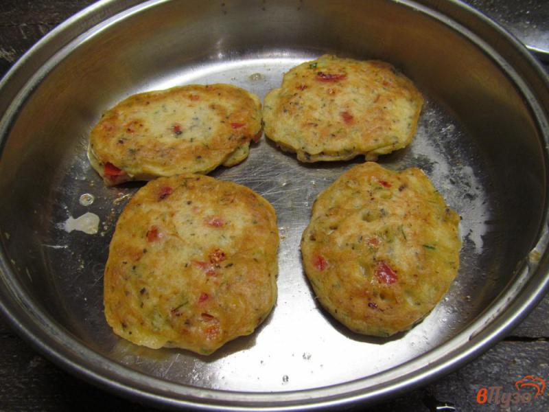 Фото приготовление рецепта: Оладьи с курицей сыром и помидором шаг №9