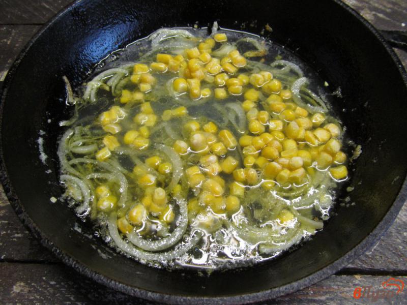 Фото приготовление рецепта: Картофельное пюре под кукурузным соусом с яйцами шаг №4
