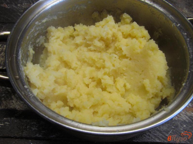 Фото приготовление рецепта: Картофельное пюре под кукурузным соусом с яйцами шаг №6