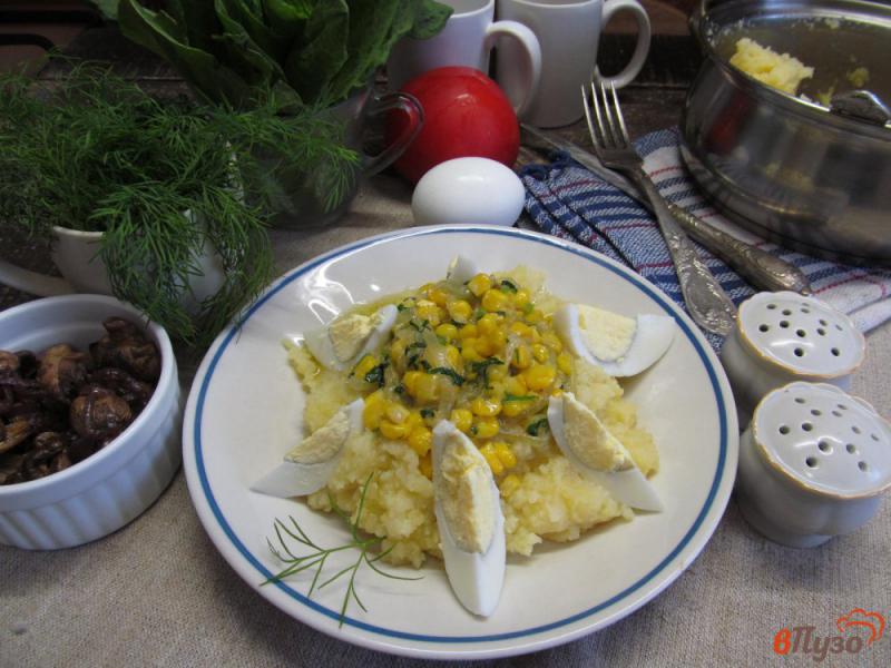 Фото приготовление рецепта: Картофельное пюре под кукурузным соусом с яйцами шаг №8