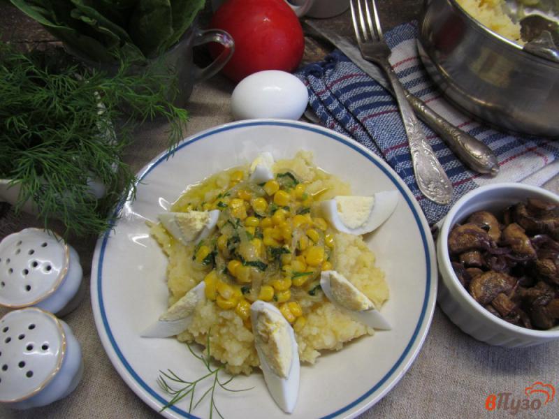 Фото приготовление рецепта: Картофельное пюре под кукурузным соусом с яйцами шаг №9