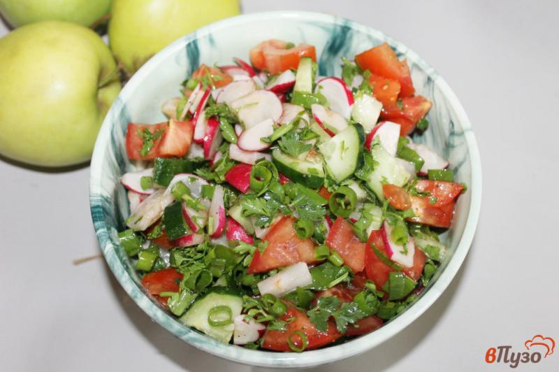 Фото приготовление рецепта: Салат из редиса, помидора и огурца с зеленым луком шаг №5
