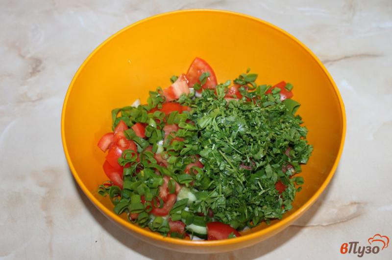 Фото приготовление рецепта: Салат из редиса, помидора и огурца с зеленым луком шаг №4