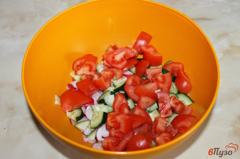 Фото приготовление рецепта: Салат из редиса, помидора и огурца с зеленым луком шаг №3