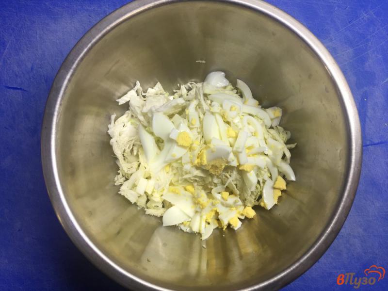 Фото приготовление рецепта: Салат из пекинской капусты с грибами и кукурузой шаг №2