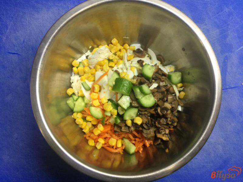 Фото приготовление рецепта: Салат из пекинской капусты с грибами и кукурузой шаг №4