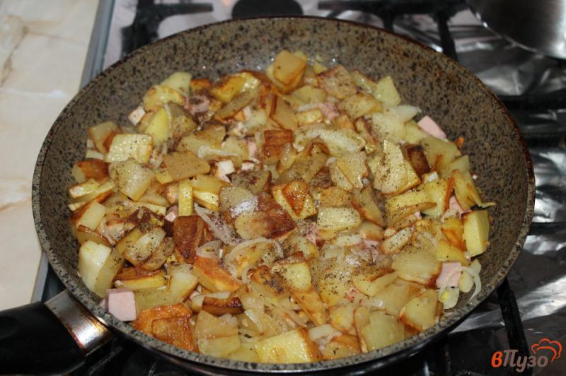 Фото приготовление рецепта: Картофель по - деревенски с курицей, колбасой и яйцами шаг №4