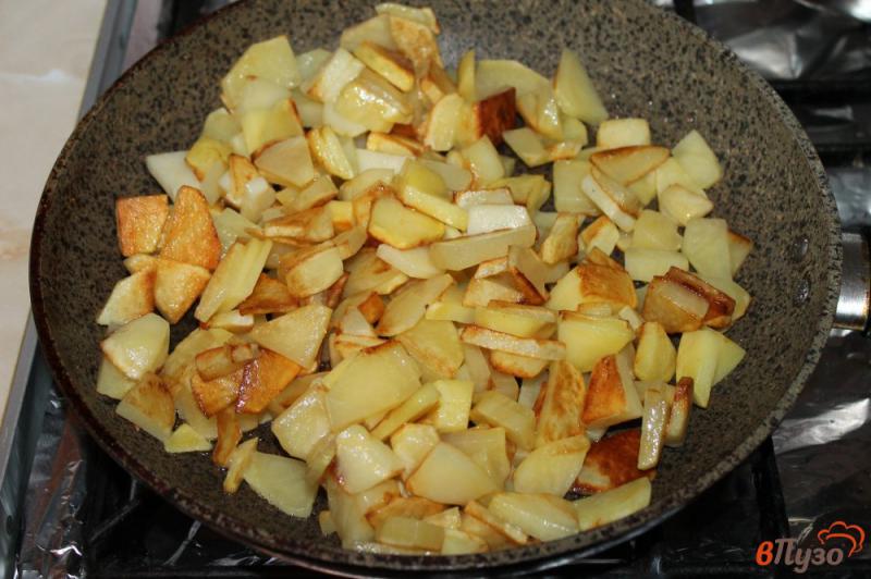 Фото приготовление рецепта: Картофель по - деревенски с курицей, колбасой и яйцами шаг №2