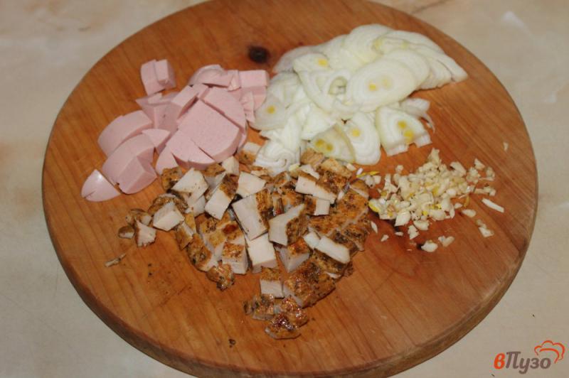 Фото приготовление рецепта: Картофель по - деревенски с курицей, колбасой и яйцами шаг №3