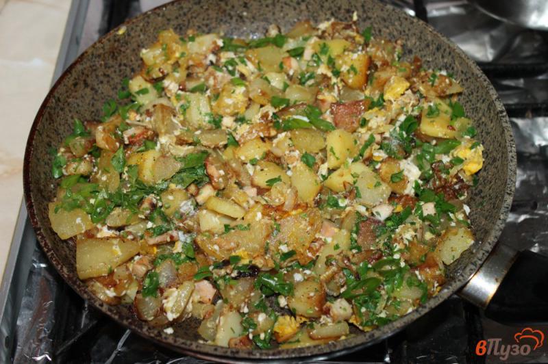 Фото приготовление рецепта: Картофель по - деревенски с курицей, колбасой и яйцами шаг №6