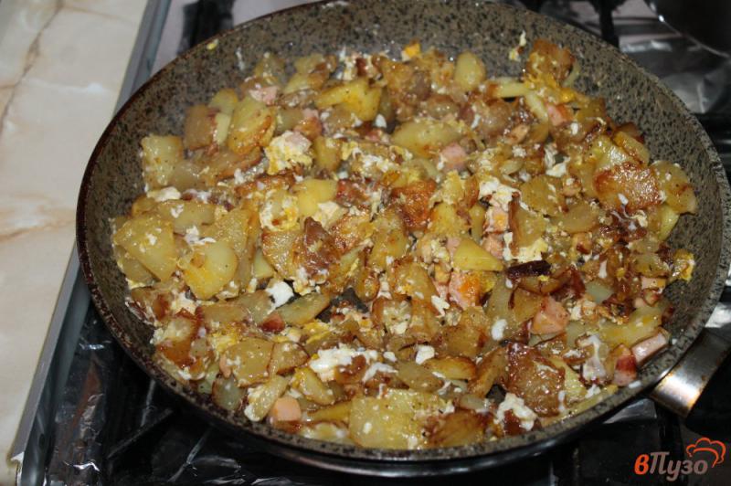 Фото приготовление рецепта: Картофель по - деревенски с курицей, колбасой и яйцами шаг №5