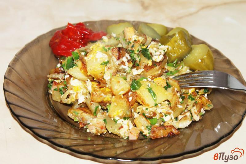 Фото приготовление рецепта: Картофель по - деревенски с курицей, колбасой и яйцами шаг №7