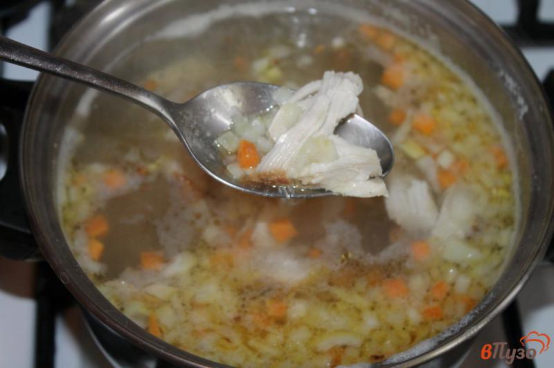 Фото приготовление рецепта: Суп с курицей и вермишелью шаг №3